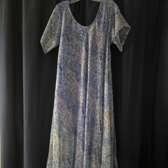 Vintage Beautiful Blue Floral Flowy Maxi Dress with Curved Asymmetrical Hem - Picture 3 of 9